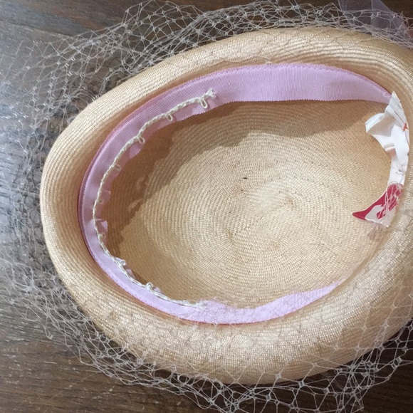 Vintage Formal Wedding Hat - 1970s/80s Peach Hat With Netting Tulle & Bow - Picture 4 of 6